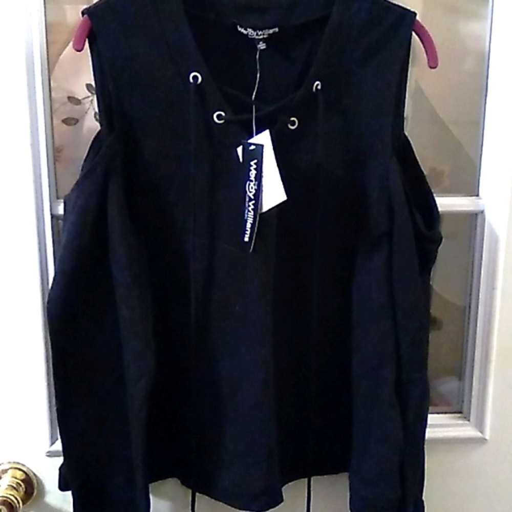Cold shoulder top with lace up front. Wendy Williams. Size 1…